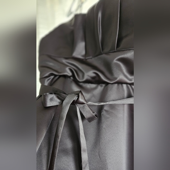 Strapless formal dress. - Picture 3 of 9